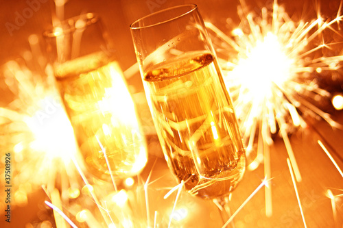 Sektgläser mit Wunderkerzen