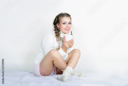 Молодая красивая девушка  в белом шарфе с кружкой