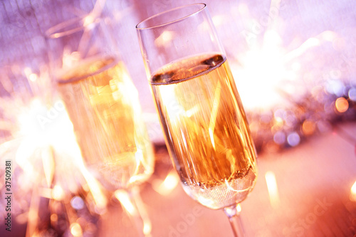 Sektgläser mit Wunderkerzen