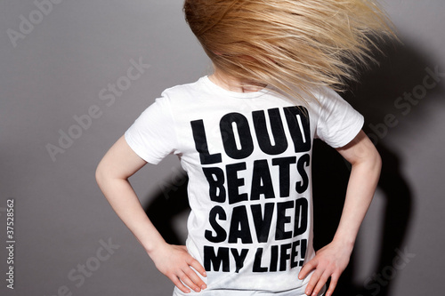 Junge Frau mit Tshirt schüttelt ihre Haare