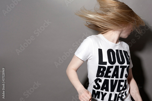Junge Frau mit Tshirt schüttelt ihre Haare