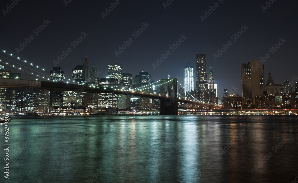 Obraz premium Panoramę Nowego Jorku w Brooklyn Bridge