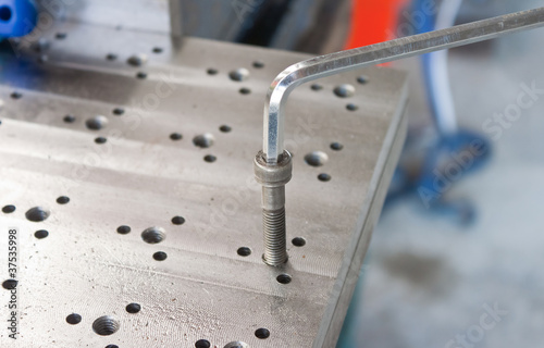 Screwdriver and single screw