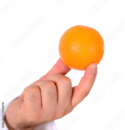 Ein Koch hält eine Orange in der Hand
