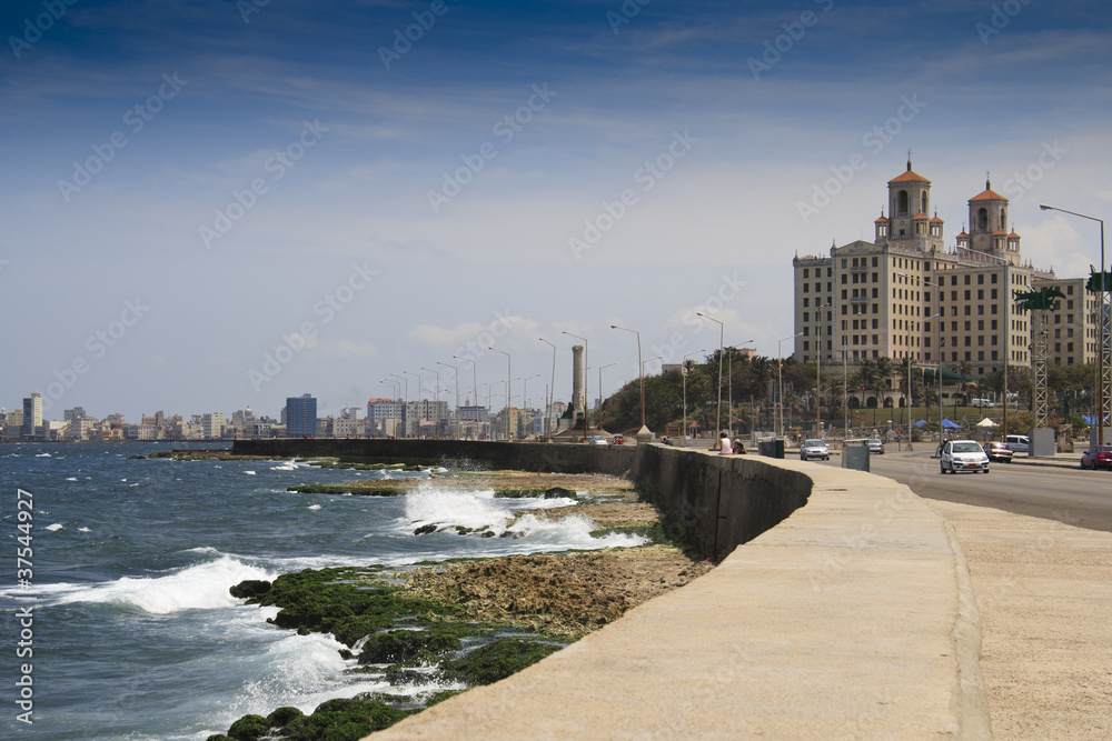 Fototapeta premium Famous Malecon drive with Hotel Nacional