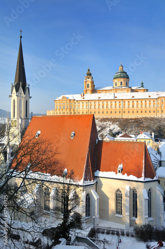 Pfarrkirche und Stift Melk im Winter.