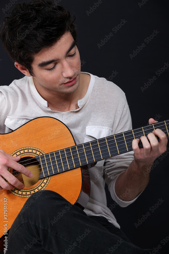 Obraz premium young man playing guitar
