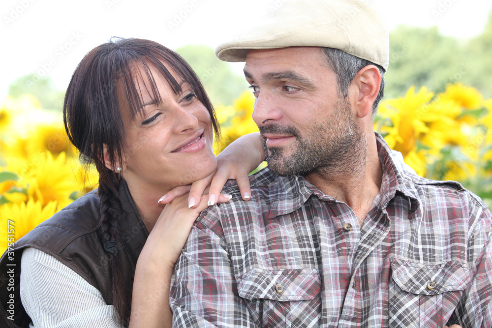 Obraz premium Couple stood in field of flowers
