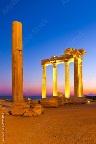 Obraz na płótnie Old ruins in Side, Turkey at sunset w salonie