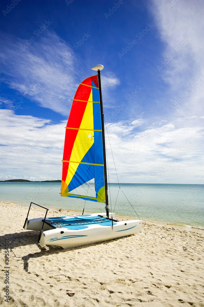 Naklejka premium Sailboat on the beach