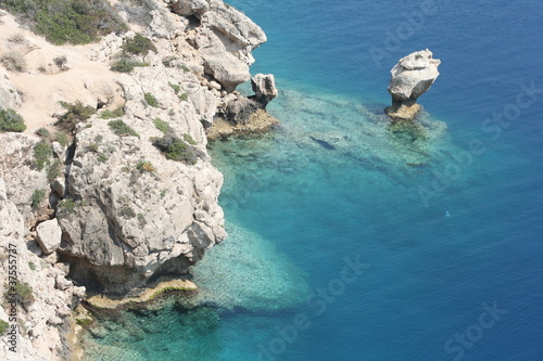 rochers dans la mer photo