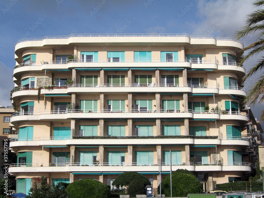 Obraz premium edificio vicino al mare