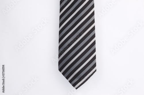 Biało-czarny krawat w paski na białym tle