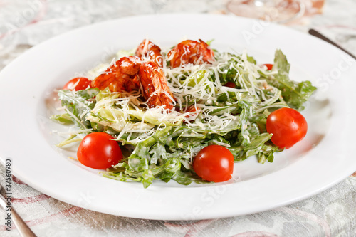 Fresh salad with shrimps