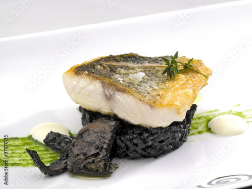 Lubina con arroz negro, photo