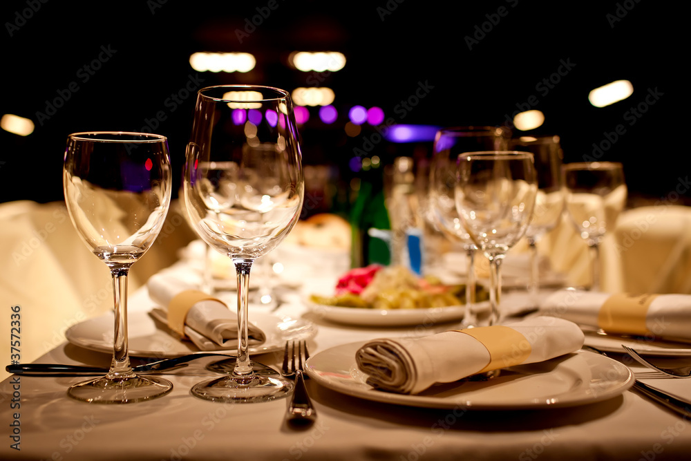 Empty glasses Empty glasses