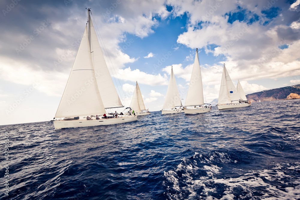 Obraz premium Sailing ship yachts with white sails