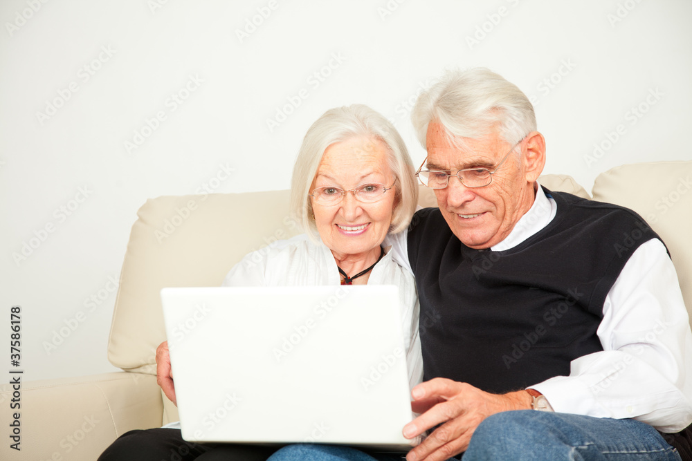 Senioren Paar mit Laptop