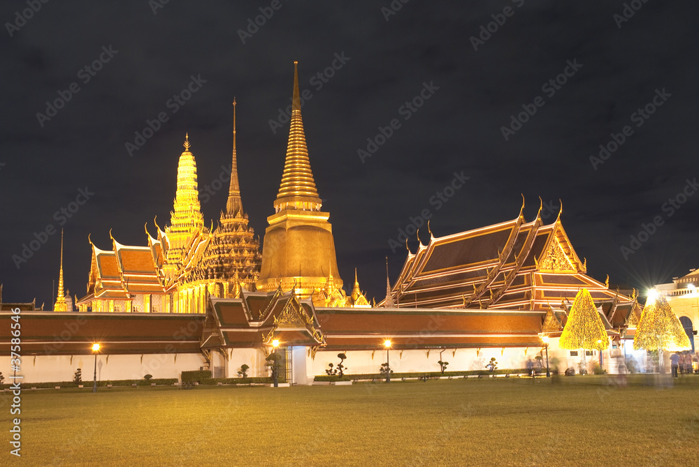 Fototapeta premium Grand palace at night, the major tourism attraction in Bangkok,