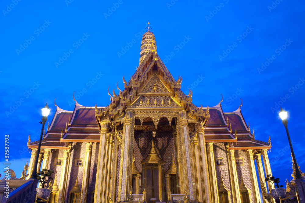 Fototapeta premium Buddhist temple Grand Palace at night in Bangkok, Thailand