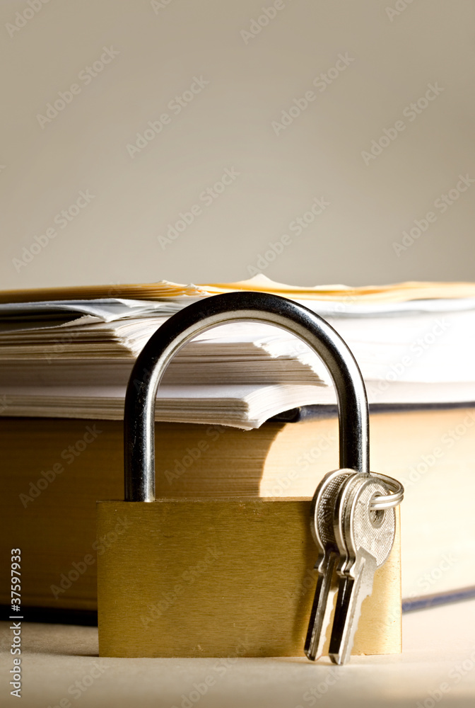 Naklejka premium Key lock against the background of paper