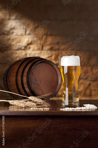 Foto Bicchiere birra con botte ambientata