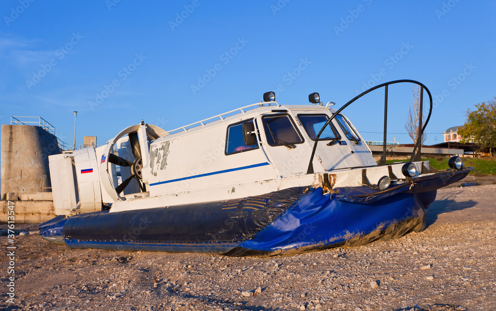 Fototapeta premium Hovercraft arriving on shore