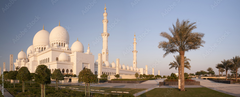Naklejka premium Abu Dhabi Skyline