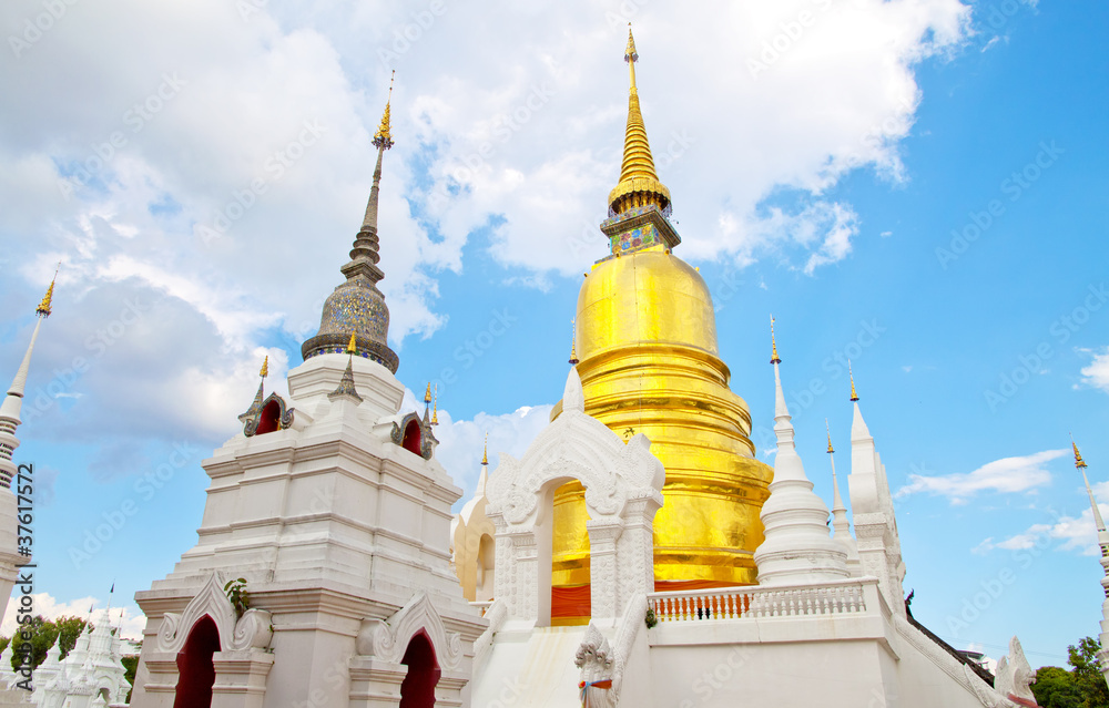 Naklejka premium The golden pagoda.