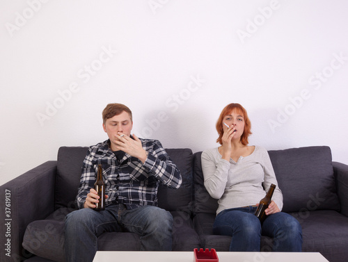 Das junge Paar auf dem Sofa