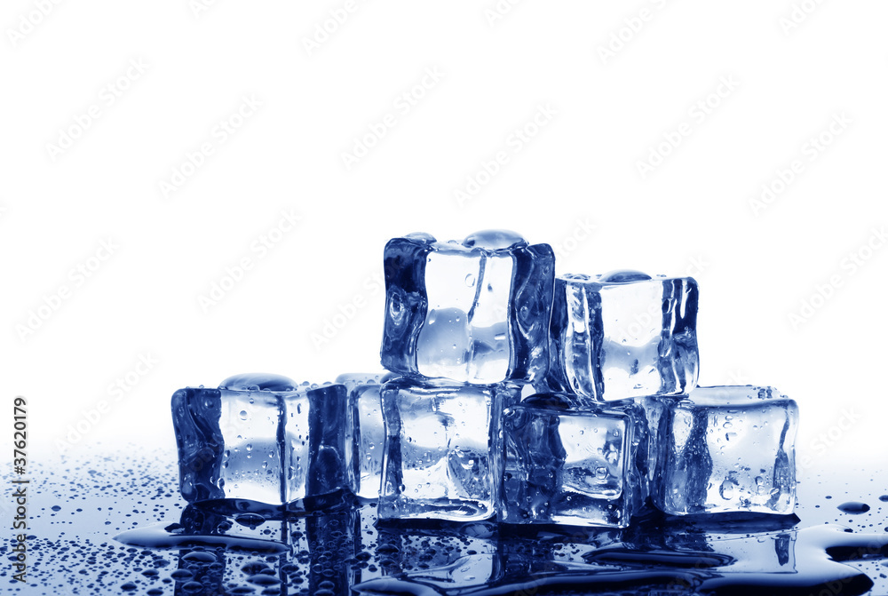 Obraz premium Melting ice cubes isolated on white