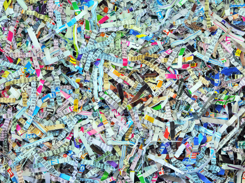Colour shredded paper