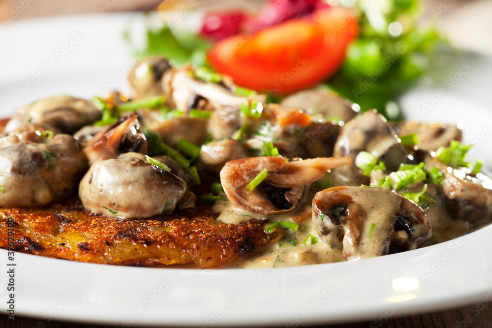 bayerische Rösti mit Pilzsauce Stock-Foto | Adobe Stock