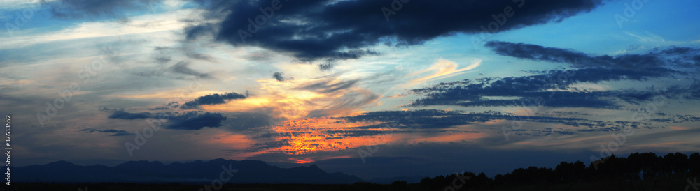 panorama al tramonto in sardegna panorama al tramonto in sardegna