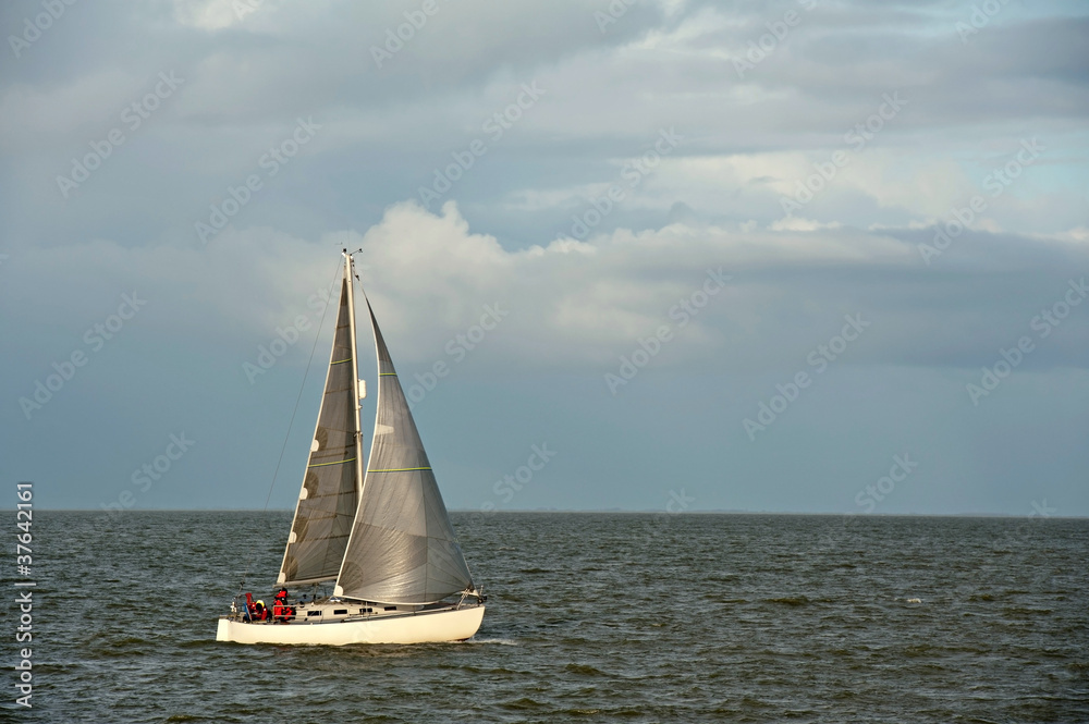 Fototapeta premium Sailing boat sailing on a lake in fall