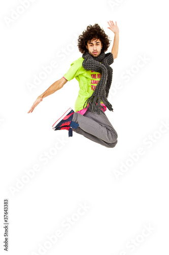 Modischer Tänzer mit lockigem Haar