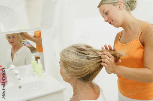 Coiffure à domicile - Troisième âge photo