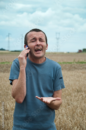 Fotografie agriculteur criant  au téléphone