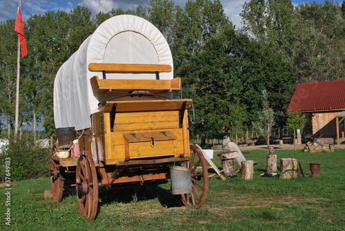 campement de cowboy en roulotte © Taybott