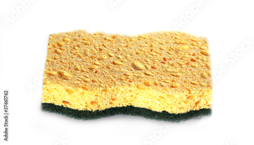 éponge de cuisine sur fond blanc
