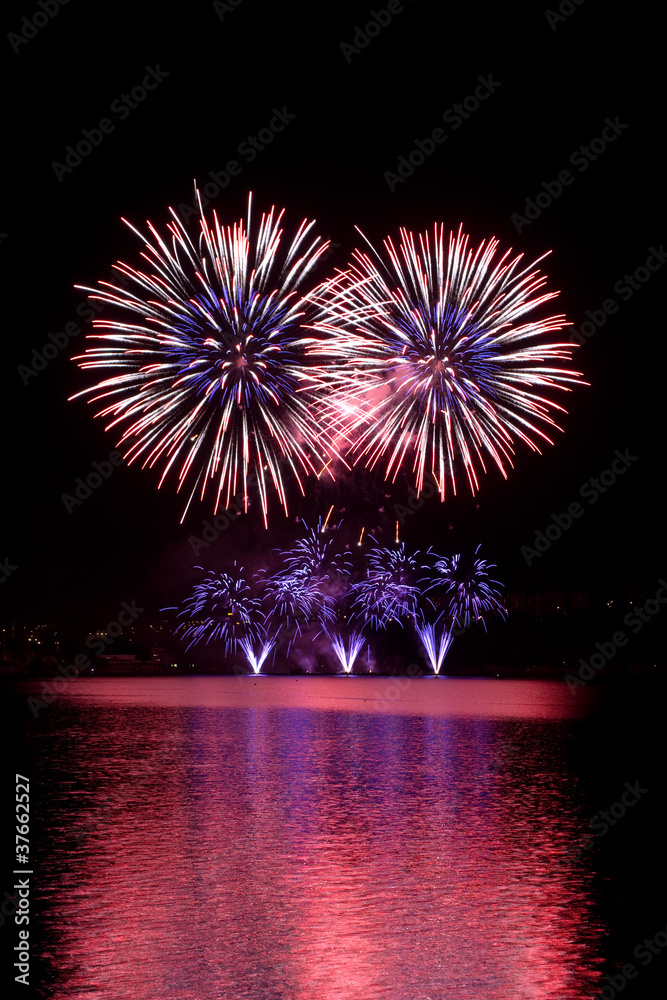 Fototapeta premium Firework above water
