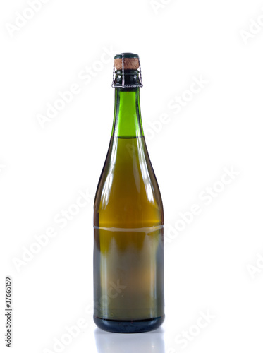 bouteille de cidre sur fond blanc photo