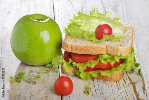 sandwich and green apple