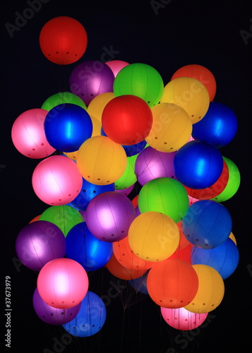 ballons multicolors de f  te dans la nuit