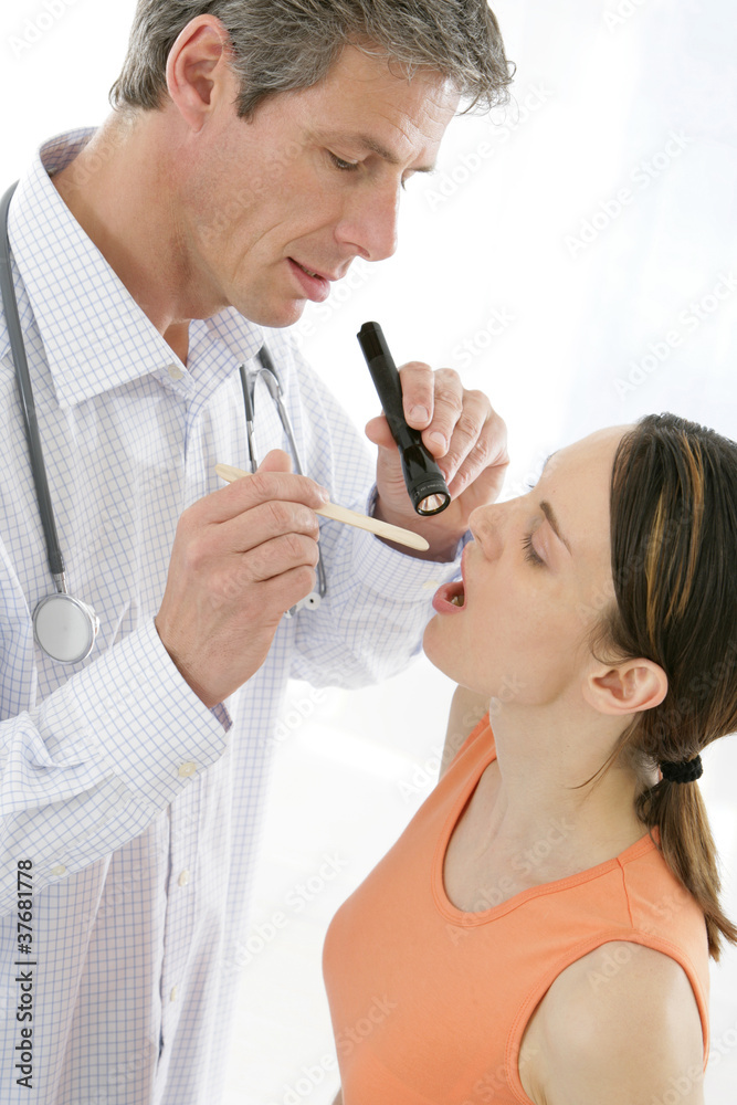 Examen - avec  un Abaisse langue