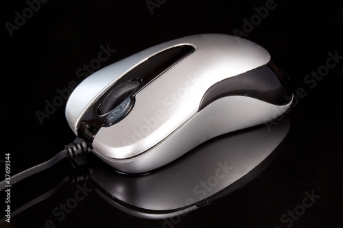 Srebrna mysz komputerowa na czarnym tle