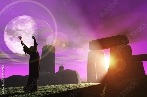 Photo Druid greets the dawn at Stonehenge