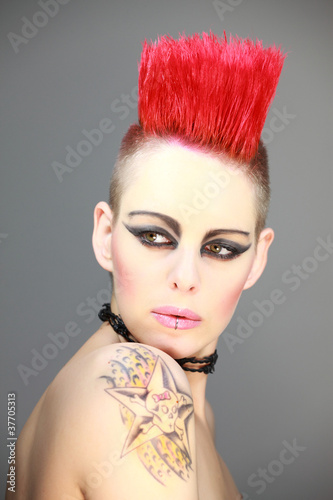 Frau mit rotem Iro Punk Tattoo