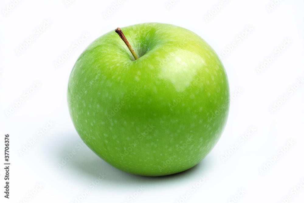 Apfel vor weißem Hintergrund