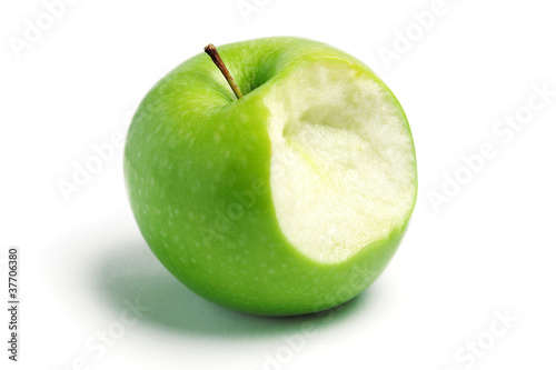 grüner Apfel vor weißem Hintergrund